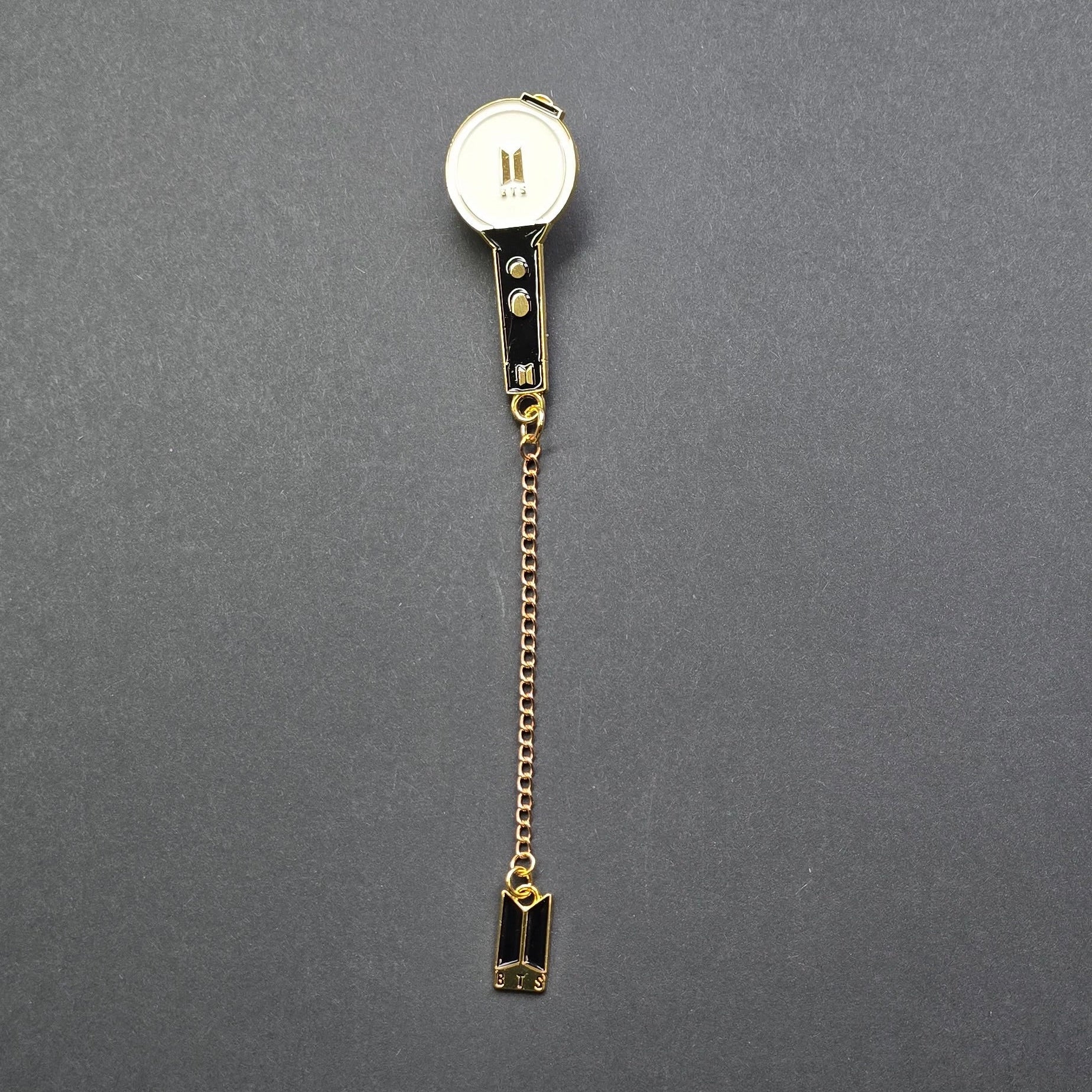 Pin gold chain BTS